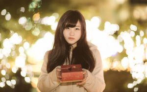 バレンタインにチョコを渡す女性