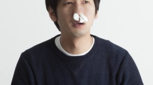 風邪を引いた１人ぼっちの男性